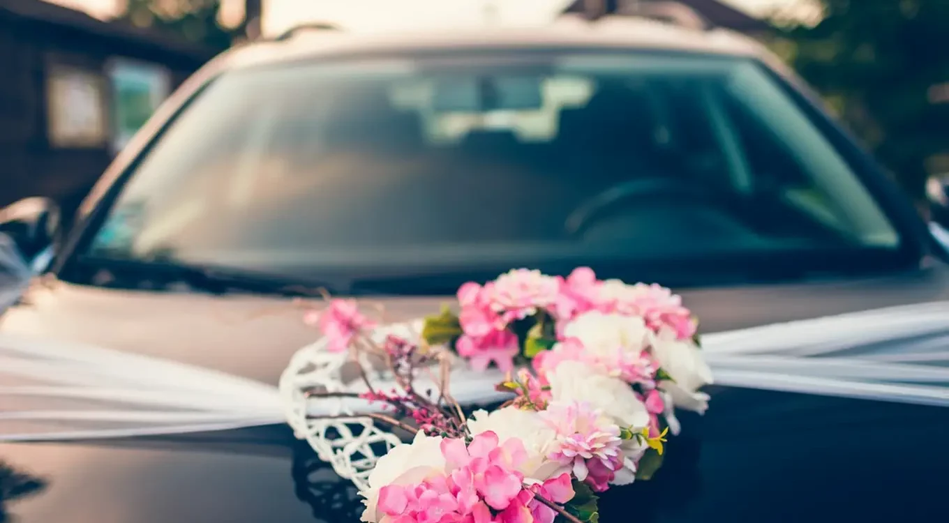 dekoracja samochodu kwiatami