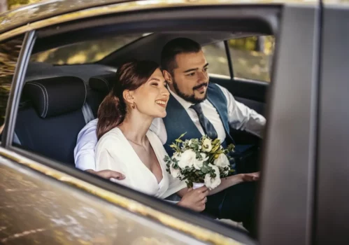 młoda para w samochodzie do ślubu